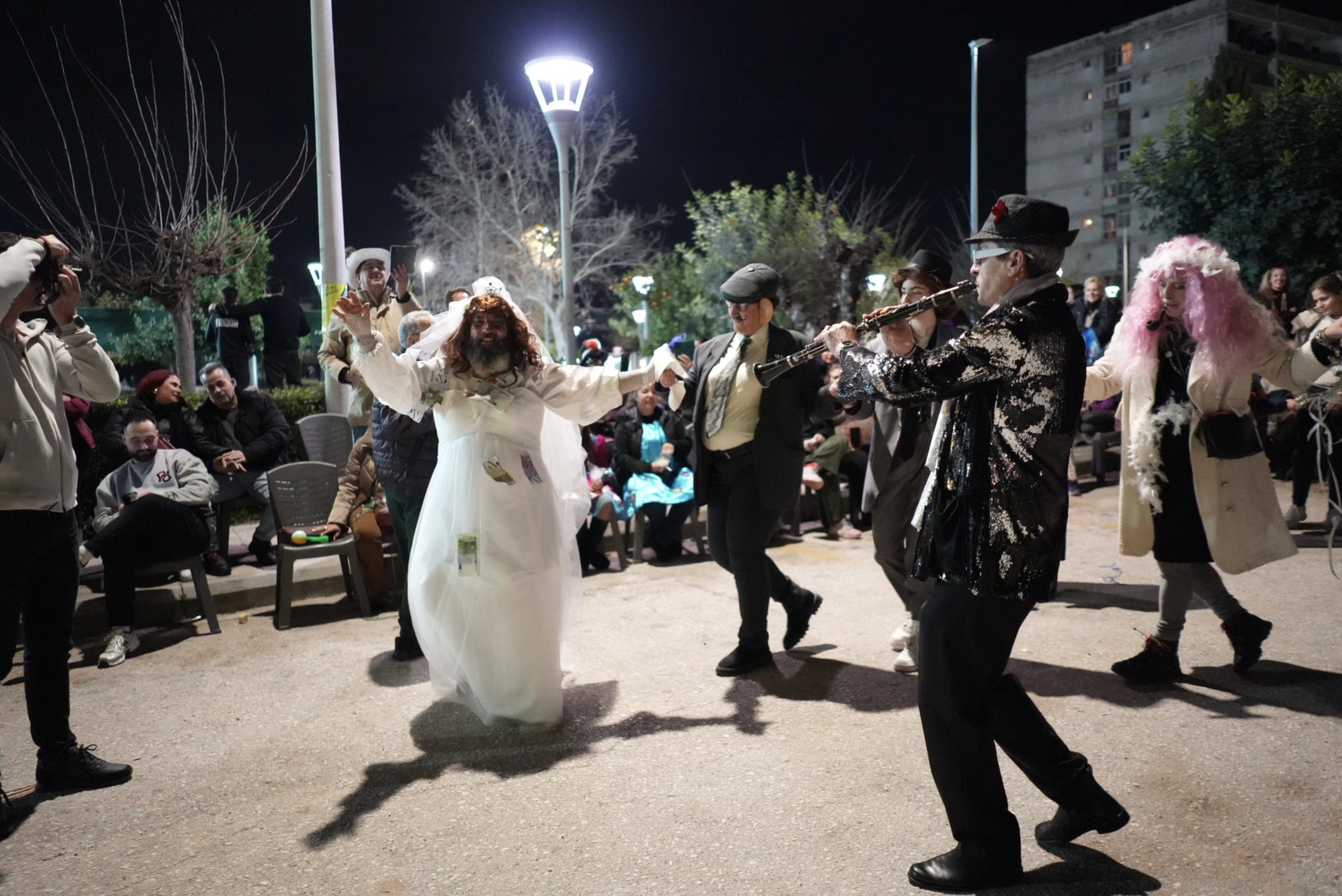 Παρέλασαν και Καρναβαλοπάντρεψαν τη νύφη στο Νότιο Διαμέρισμα Πάτρας ΦΩΤΟ