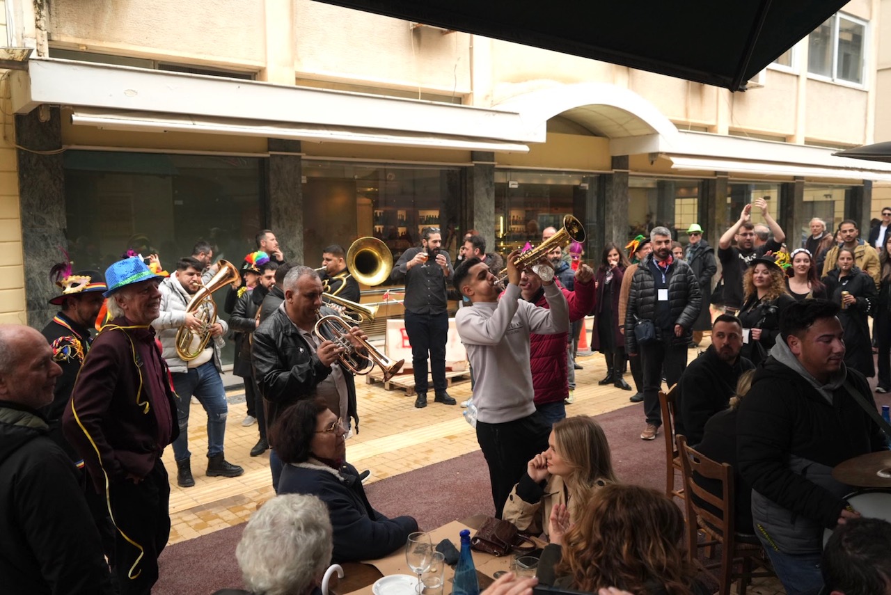 Τσικνοπέμπτη στην Πάτρα: Το κέντρο «πήρε φωτιά» με Βαλκανικούς ρυθμούς ΦΩΤΟΡΕΠΟΡΤΑΖ