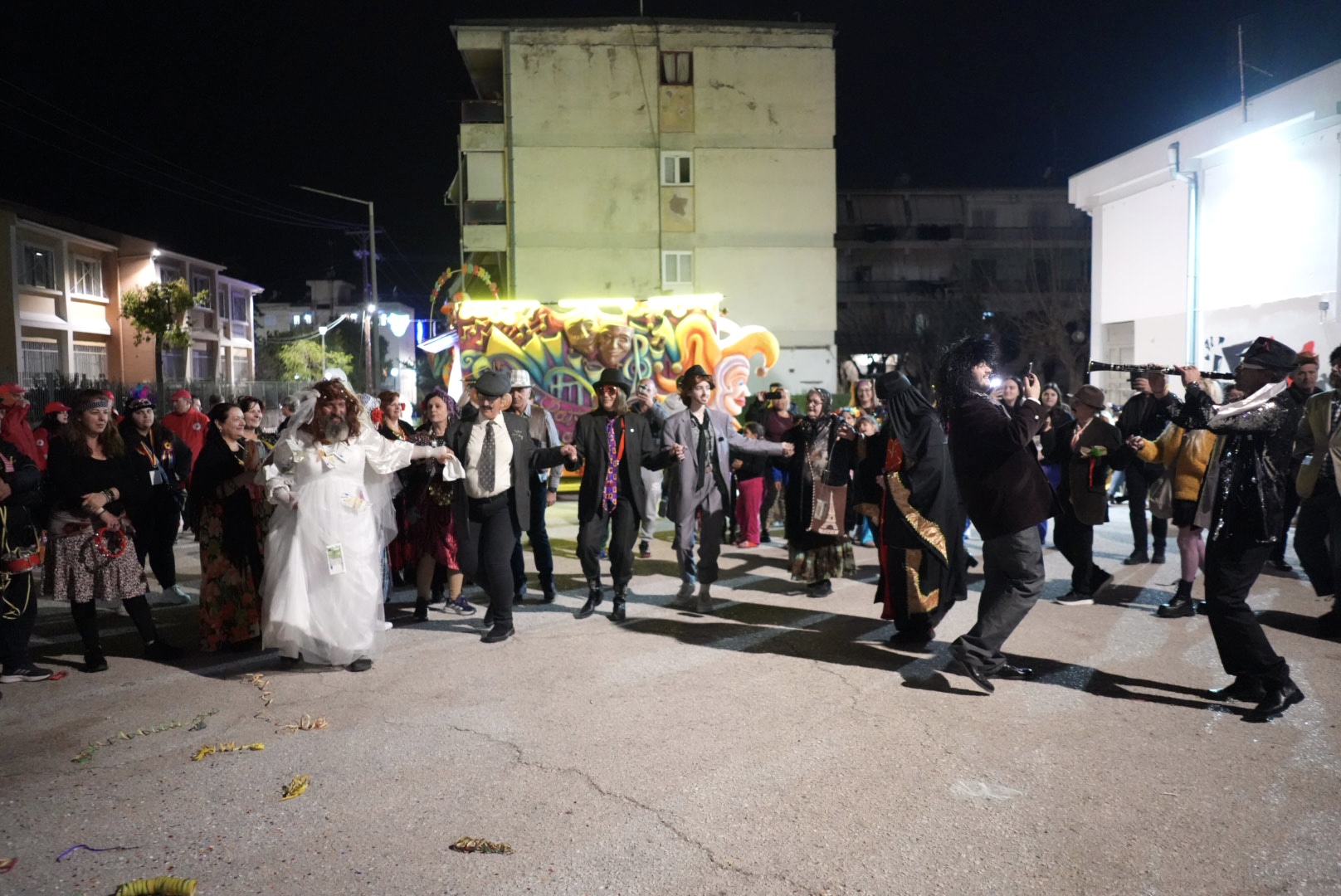 Παρέλασαν και Καρναβαλοπάντρεψαν τη νύφη στο Νότιο Διαμέρισμα Πάτρας ΦΩΤΟ