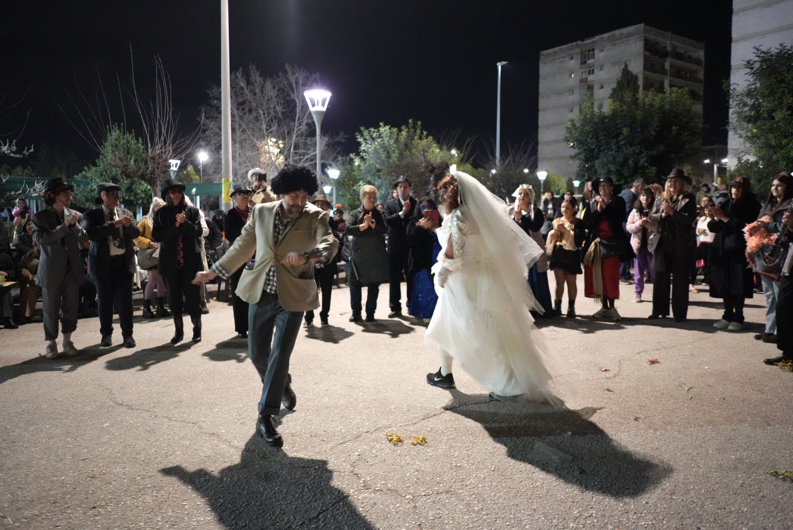 Παρέλασαν και Καρναβαλοπάντρεψαν τη νύφη στο Νότιο Διαμέρισμα Πάτρας ΦΩΤΟ