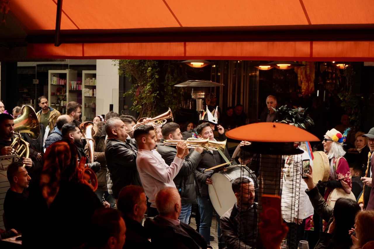 Τσικνοπέμπτη στην Πάτρα: Το κέντρο «πήρε φωτιά» με Βαλκανικούς ρυθμούς ΦΩΤΟΡΕΠΟΡΤΑΖ