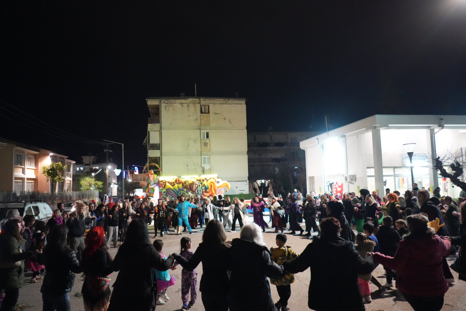 Παρέλασαν και Καρναβαλοπάντρεψαν τη νύφη στο Νότιο Διαμέρισμα Πάτρας ΦΩΤΟ