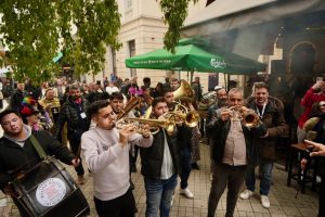 Τσικνοπέμπτη στην Πάτρα: Το κέντρο «πήρε φωτιά» με Βαλκανικούς ρυθμούς ΦΩΤΟΡΕΠΟΡΤΑΖ