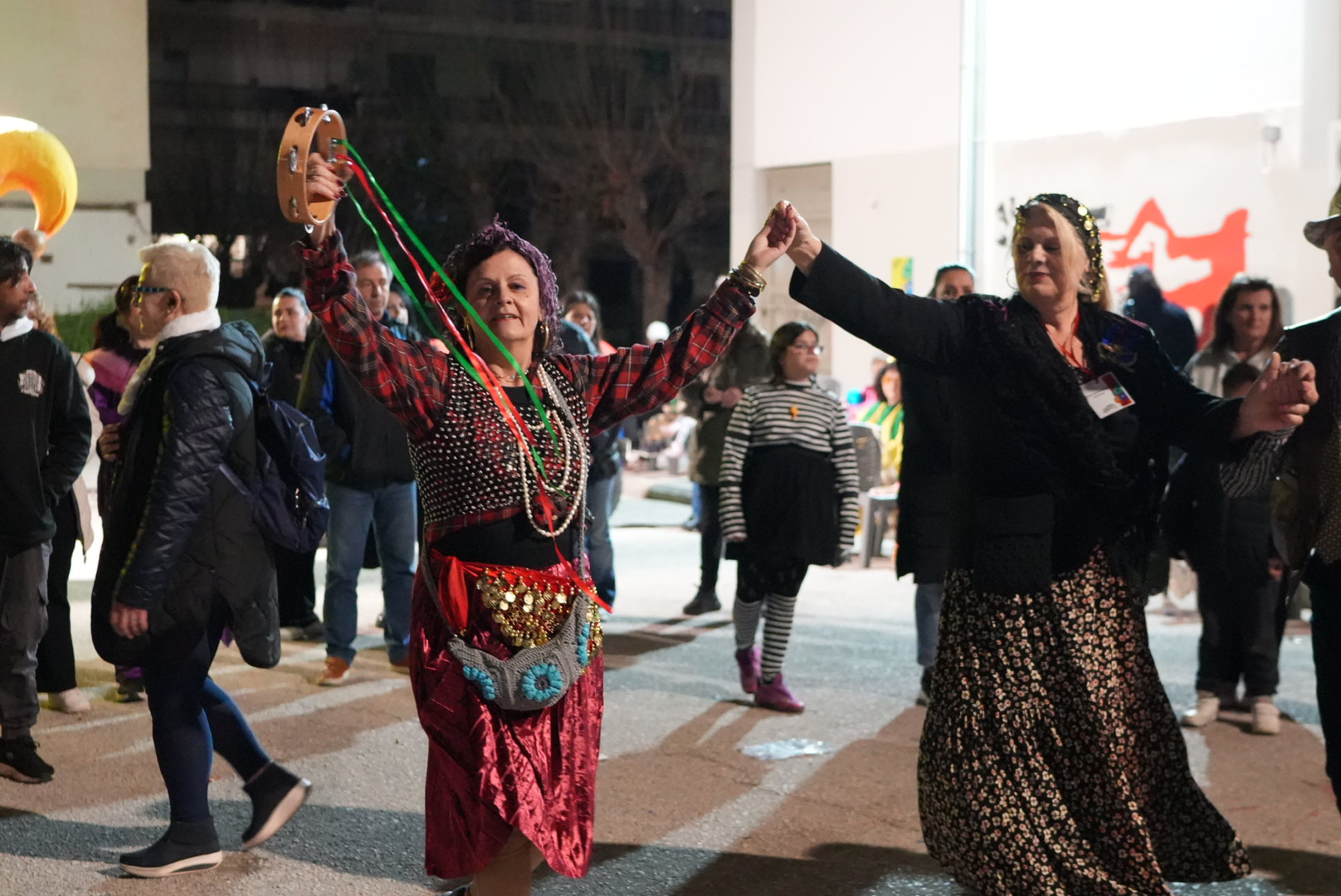 Παρέλασαν και Καρναβαλοπάντρεψαν τη νύφη στο Νότιο Διαμέρισμα Πάτρας ΦΩΤΟ