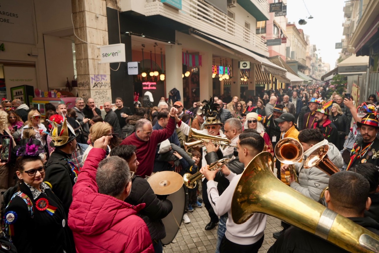 Τσικνοπέμπτη στην Πάτρα: Το κέντρο «πήρε φωτιά» με Βαλκανικούς ρυθμούς ΦΩΤΟΡΕΠΟΡΤΑΖ