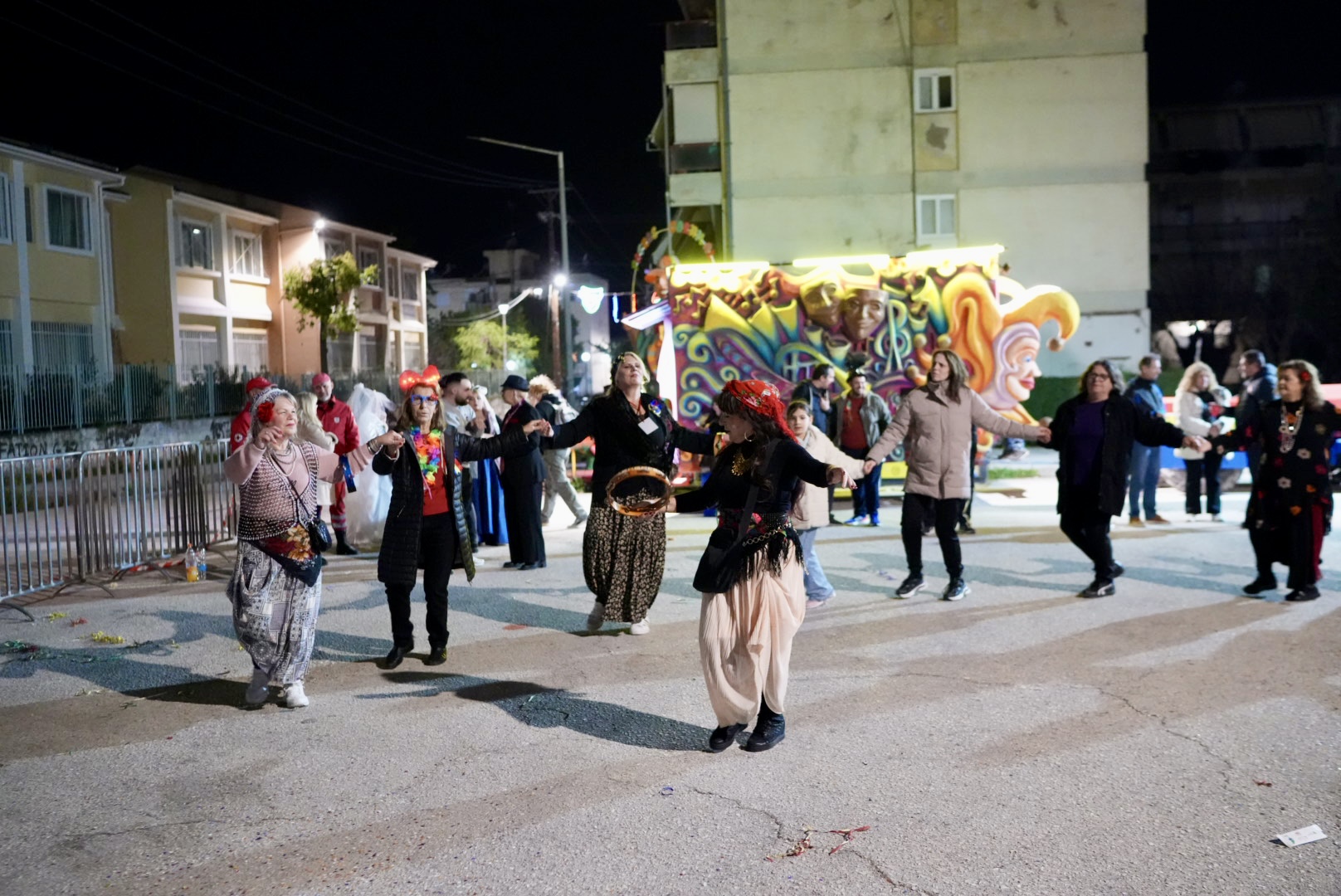Παρέλασαν και Καρναβαλοπάντρεψαν τη νύφη στο Νότιο Διαμέρισμα Πάτρας ΦΩΤΟ