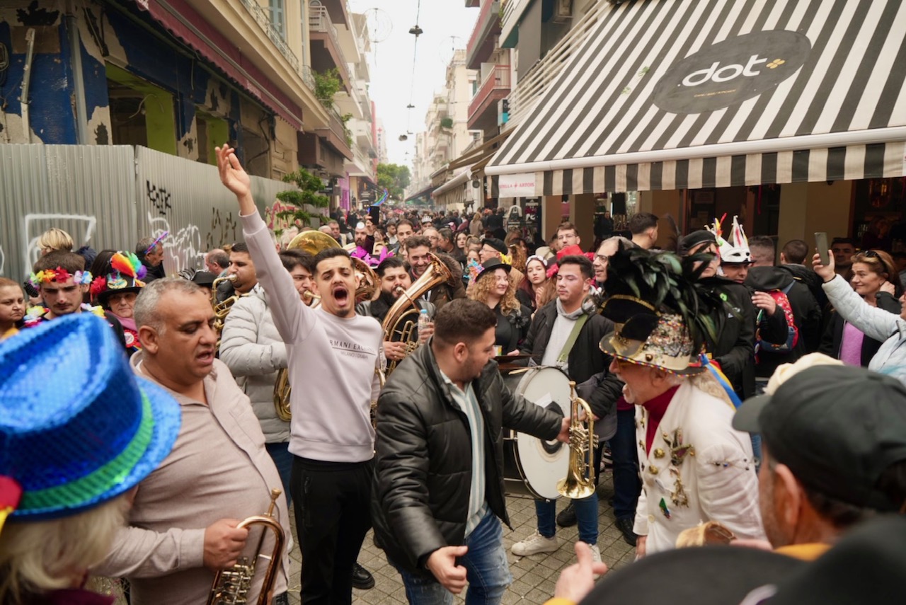 Τσικνοπέμπτη στην Πάτρα: Το κέντρο «πήρε φωτιά» με Βαλκανικούς ρυθμούς ΦΩΤΟΡΕΠΟΡΤΑΖ