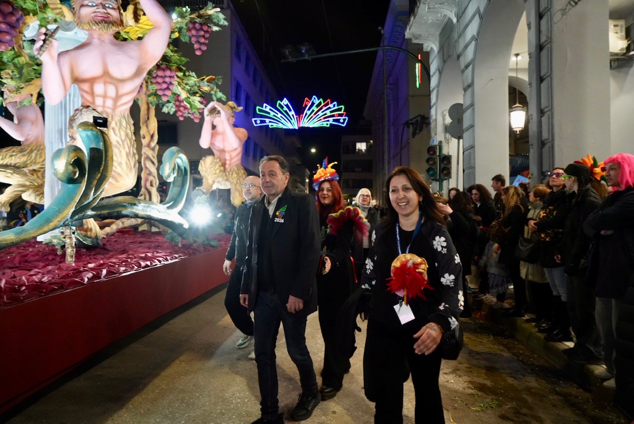Πάτρα: Η βραδινή παρέλαση Αρμάτων...με ΟΠΕΚΕΠΕ πρωταγωνιστή ΒΙΝΤΕΟ- ΦΑΝΤΑΣΜΑΓΟΡΙΚΕΣ ΦΩΤΟ 45 Πάτρα: Η βραδινή παρέλαση Αρμάτων...με ΟΠΕΚΕΠΕ πρωταγωνιστή ΒΙΝΤΕΟ- ΦΑΝΤΑΣΜΑΓΟΡΙΚΕΣ ΦΩΤΟ