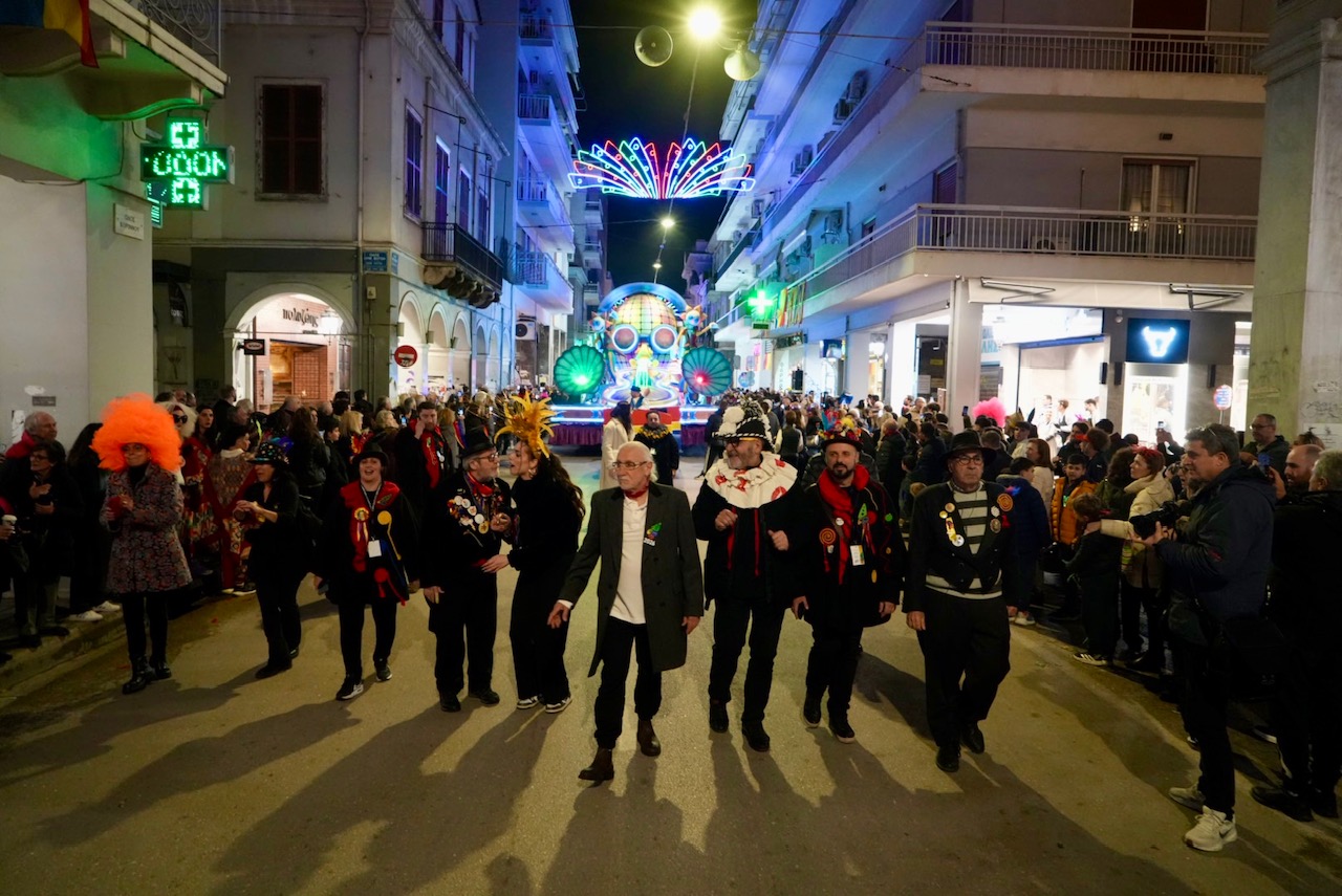 Πάτρα: Η βραδινή παρέλαση Αρμάτων...με ΟΠΕΚΕΠΕ πρωταγωνιστή ΒΙΝΤΕΟ- ΦΑΝΤΑΣΜΑΓΟΡΙΚΕΣ ΦΩΤΟ 43 Πάτρα: Η βραδινή παρέλαση Αρμάτων...με ΟΠΕΚΕΠΕ πρωταγωνιστή ΒΙΝΤΕΟ- ΦΑΝΤΑΣΜΑΓΟΡΙΚΕΣ ΦΩΤΟ