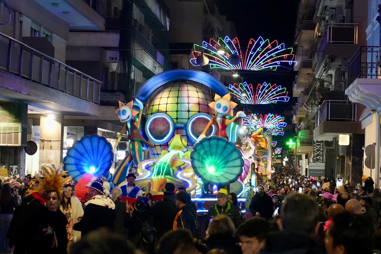Πάτρα: Η βραδινή παρέλαση Αρμάτων...με ΟΠΕΚΕΠΕ πρωταγωνιστή ΒΙΝΤΕΟ- ΦΑΝΤΑΣΜΑΓΟΡΙΚΕΣ ΦΩΤΟ 40 Πάτρα: Η βραδινή παρέλαση Αρμάτων...με ΟΠΕΚΕΠΕ πρωταγωνιστή ΒΙΝΤΕΟ- ΦΑΝΤΑΣΜΑΓΟΡΙΚΕΣ ΦΩΤΟ