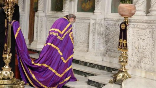 Σε κατανυκτικὸ κλίμα Α' Εσπερινός στην Πάτρα ΦΩΤΟ