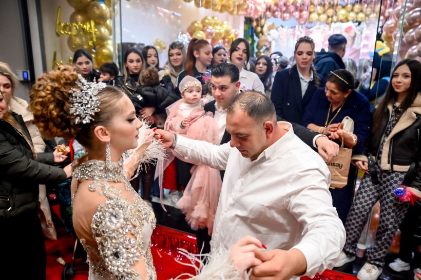 Βασιλικά γενέθλια... για τη μικρή Μιχαέλα στα Τσιγγάνικα της Αχαγιάς ΒΙΝΤΕΟ - ΦΩΤΟ