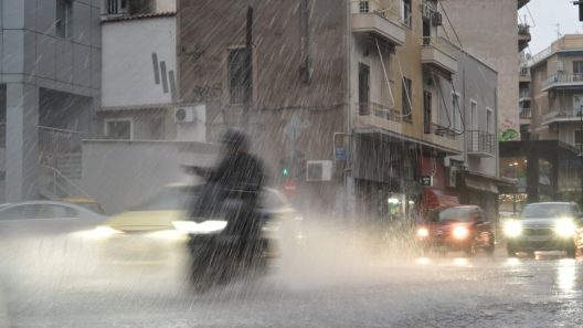 Δυτική Ελλάδα: Σαρώνει η κακοκαιρία, με λασποβροχές, χαλάζι και ισχυρούς ανέμους LIVE
