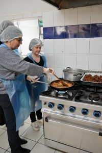 Δημοσιογράφοι της Πάτρας μαγείρεψαν για οικογένειες με παιδιά ΦΩΤΟ