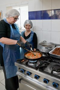 Δημοσιογράφοι της Πάτρας μαγείρεψαν για οικογένειες με παιδιά ΦΩΤΟ