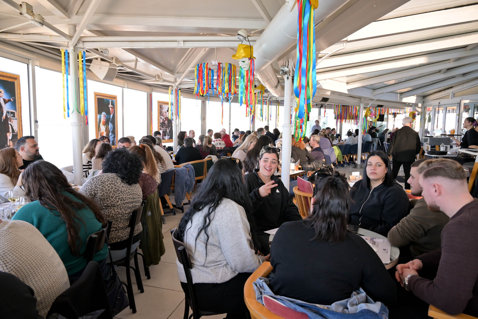 Το κέφι άναψε για τα καλά, με τον κόσμο να τραγουδά στον «Φάρο» ΦΩΤΟ