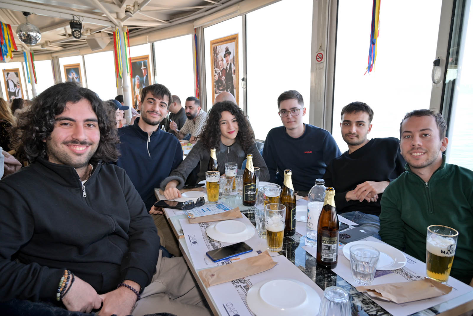 Το κέφι άναψε για τα καλά, με τον κόσμο να τραγουδά στον «Φάρο» ΦΩΤΟ