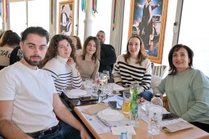 Το κέφι άναψε για τα καλά, με τον κόσμο να τραγουδά στον «Φάρο» ΦΩΤΟ