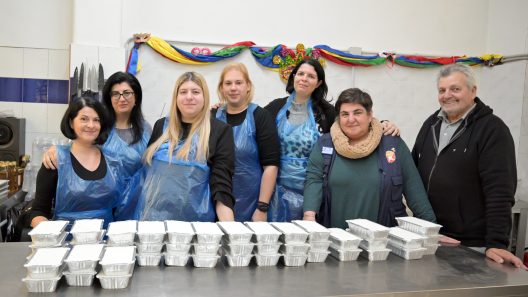 Δημοσιογράφοι της Πάτρας μαγείρεψαν για οικογένειες με παιδιά ΦΩΤΟ