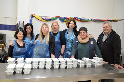 Δημοσιογράφοι της Πάτρας μαγείρεψαν για οικογένειες με παιδιά ΦΩΤΟ