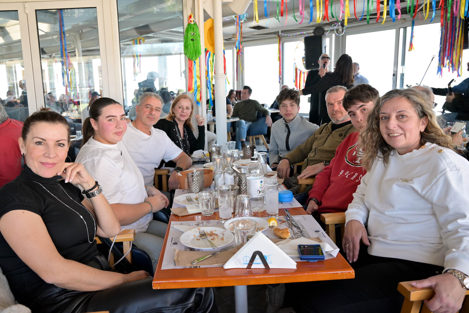 Το κέφι άναψε για τα καλά, με τον κόσμο να τραγουδά στον «Φάρο» ΦΩΤΟ