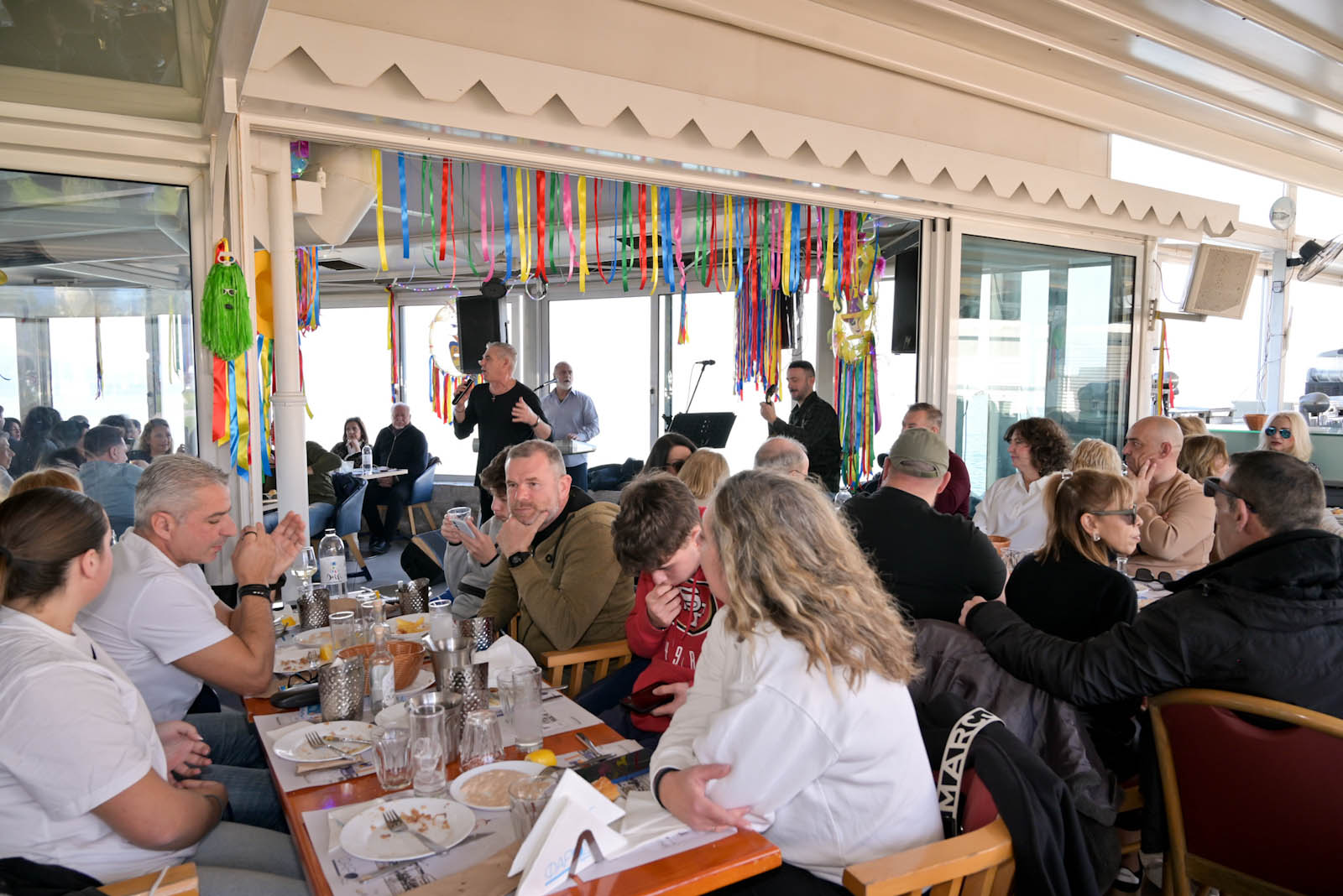 Το κέφι άναψε για τα καλά, με τον κόσμο να τραγουδά στον «Φάρο» ΦΩΤΟ