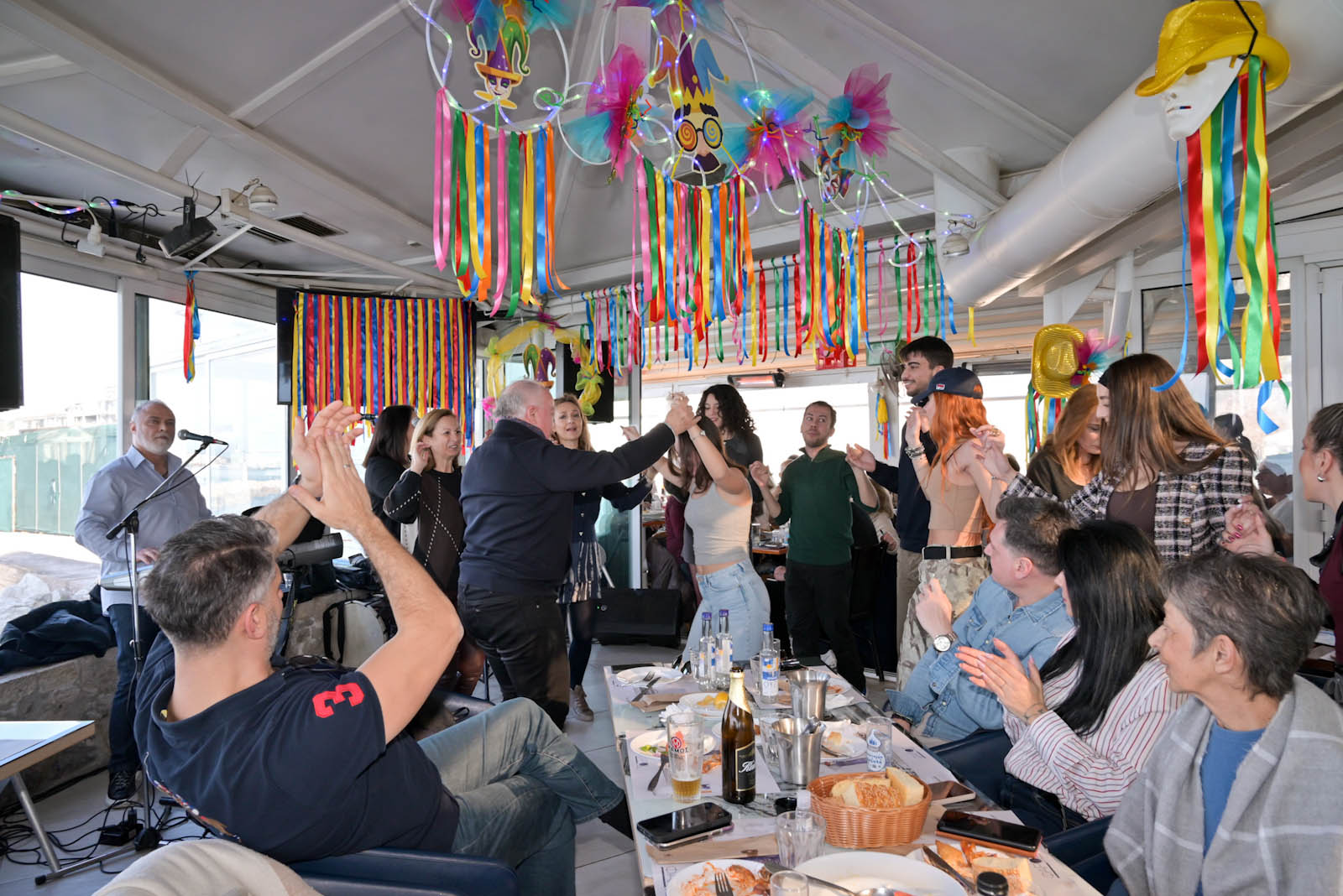 Το κέφι άναψε για τα καλά, με τον κόσμο να τραγουδά στον «Φάρο» ΦΩΤΟ