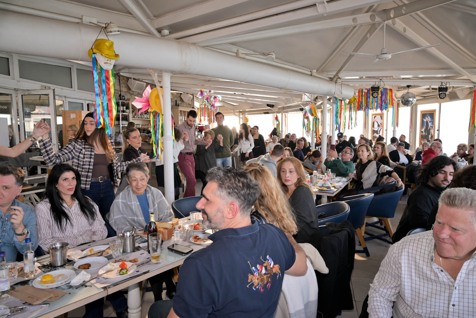 Το κέφι άναψε για τα καλά, με τον κόσμο να τραγουδά στον «Φάρο» ΦΩΤΟ