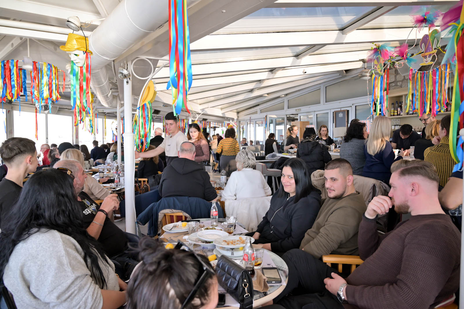 Το κέφι άναψε για τα καλά, με τον κόσμο να τραγουδά στον «Φάρο» ΦΩΤΟ