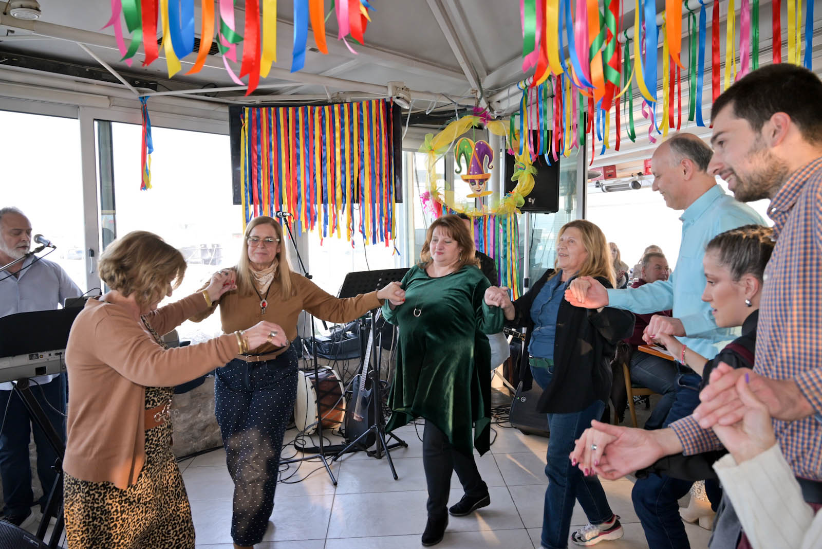 Το κέφι άναψε για τα καλά, με τον κόσμο να τραγουδά στον «Φάρο» ΦΩΤΟ