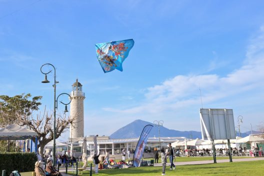 Το κέφι άναψε για τα καλά, με τον κόσμο να τραγουδά στον «Φάρο» ΦΩΤΟ