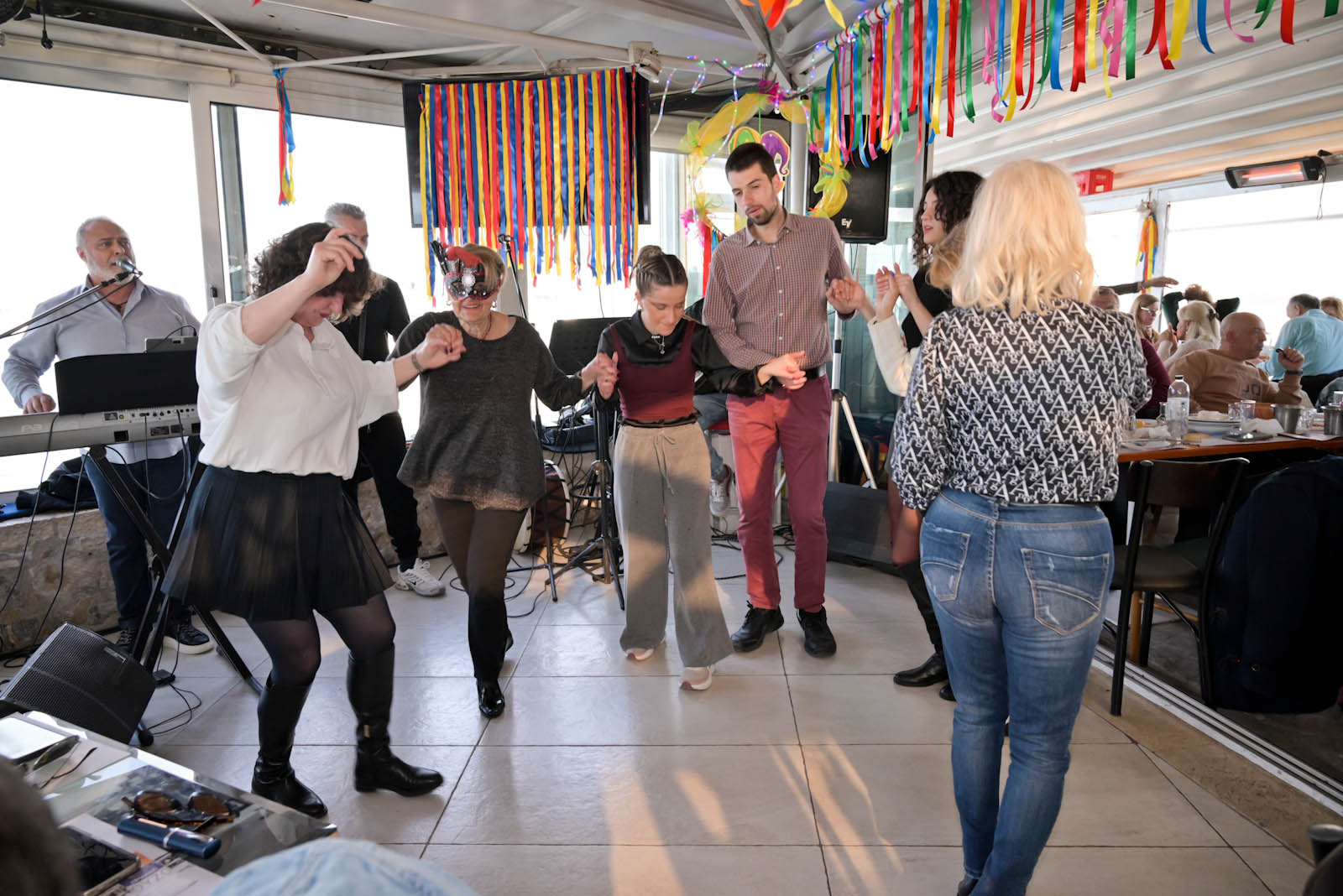 Το κέφι άναψε για τα καλά, με τον κόσμο να τραγουδά στον «Φάρο» ΦΩΤΟ