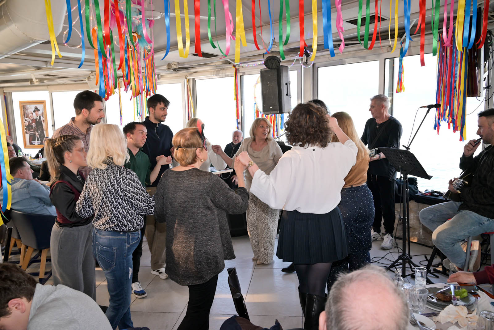 Το κέφι άναψε για τα καλά, με τον κόσμο να τραγουδά στον «Φάρο» ΦΩΤΟ