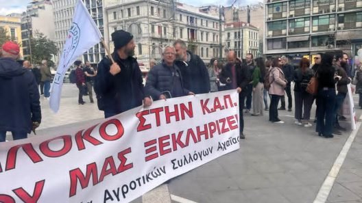 Αθήνα: Βροντερό παρών των Αχαιών αγροτών, έκαναν «κόκκινο» το Σύνταγμα ΒΙΝΤΕΟ - ΦΩΤΟ