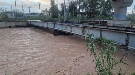 Πάτρα: Σε επιφυλακή ετέθη η Πολιτική Προστασία για τον ποταμό Γλαύκο που «φούσκωσε» και απειλεί ΒΙΝΤΕΟ - ΦΩΤΟ