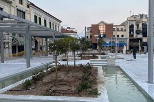 Αίγιο: «Μόστρα» η νέα κεντρική Πλατεία, βρωμάει και απειλεί την Δημόσια Υγεία ΦΩΤΟ