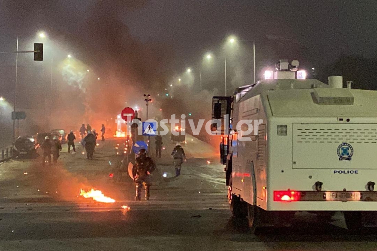 Θεσσαλονίκη: «Κόλαση» σε σοβαρά επεισόδια, 309 οι προσαγωγές ΒΙΝΤΕΟ - ΦΩΤΟ 29 Θεσσαλονίκη: «Κόλαση» σε σοβαρά επεισόδια, 309 οι προσαγωγές ΒΙΝΤΕΟ - ΦΩΤΟ
