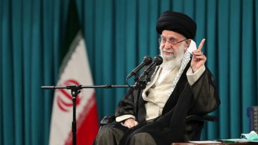 Ιράν: Ο Χαμενεΐ απειλεί τον Τραμπ με περιφερειακό πόλεμο