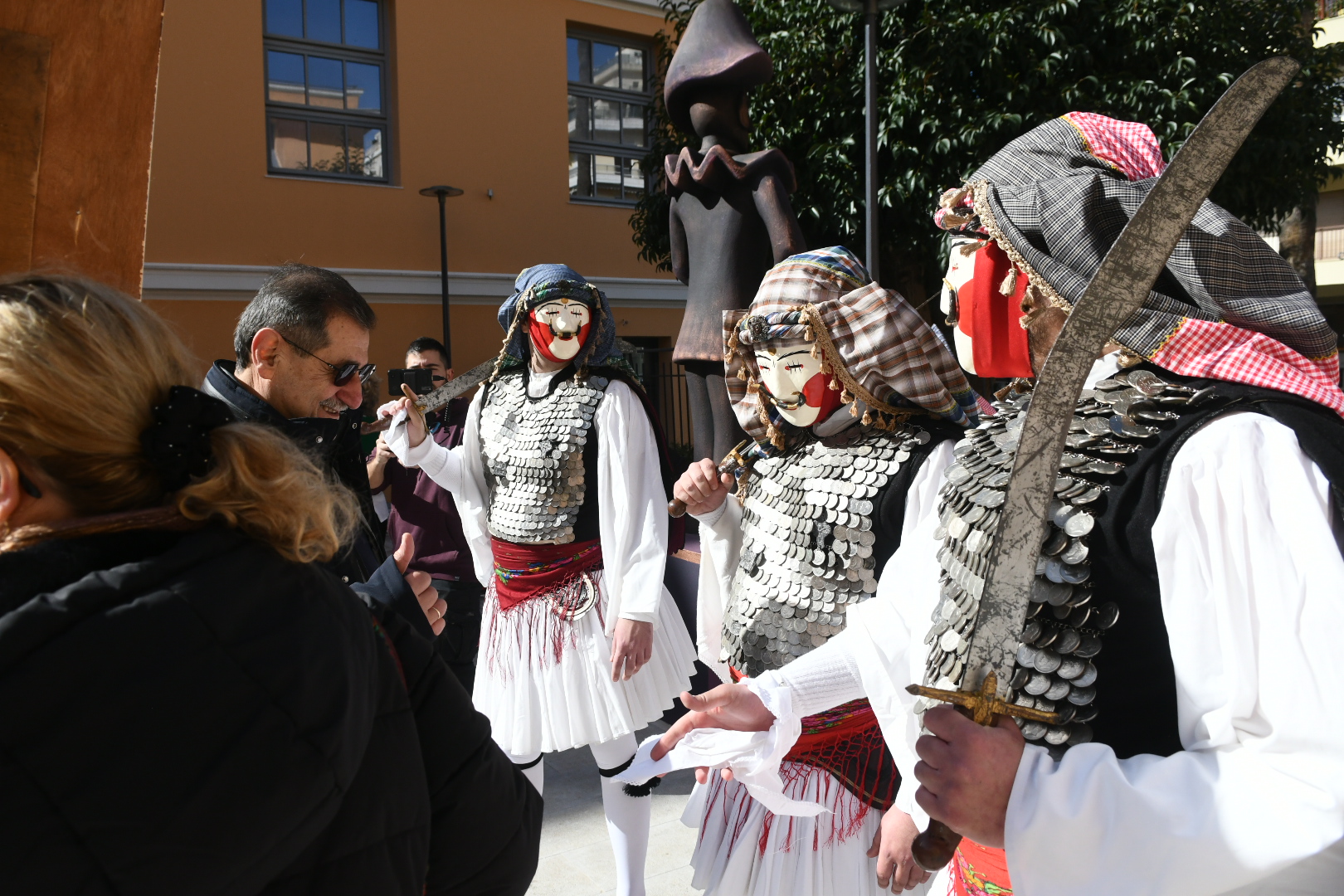«Πλημμύρισε» παραδοσιακές φορεσιές και δρώμενα η πρωτεύουσα του Καρναβαλιού ΦΩΤΟΡΕΠΟΡΤΑΖ 58 «Πλημμύρισε» παραδοσιακές φορεσιές και δρώμενα η πρωτεύουσα του Καρναβαλιού ΦΩΤΟΡΕΠΟΡΤΑΖ