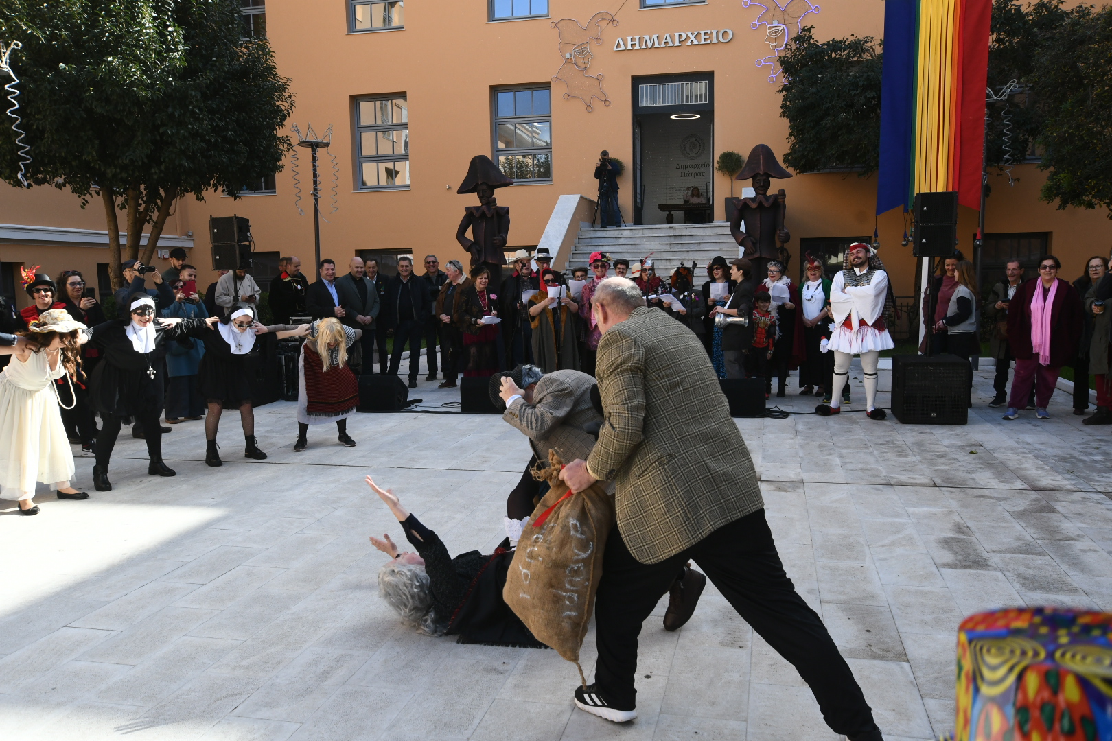 «Πλημμύρισε» παραδοσιακές φορεσιές και δρώμενα η πρωτεύουσα του Καρναβαλιού ΦΩΤΟΡΕΠΟΡΤΑΖ 57 «Πλημμύρισε» παραδοσιακές φορεσιές και δρώμενα η πρωτεύουσα του Καρναβαλιού ΦΩΤΟΡΕΠΟΡΤΑΖ