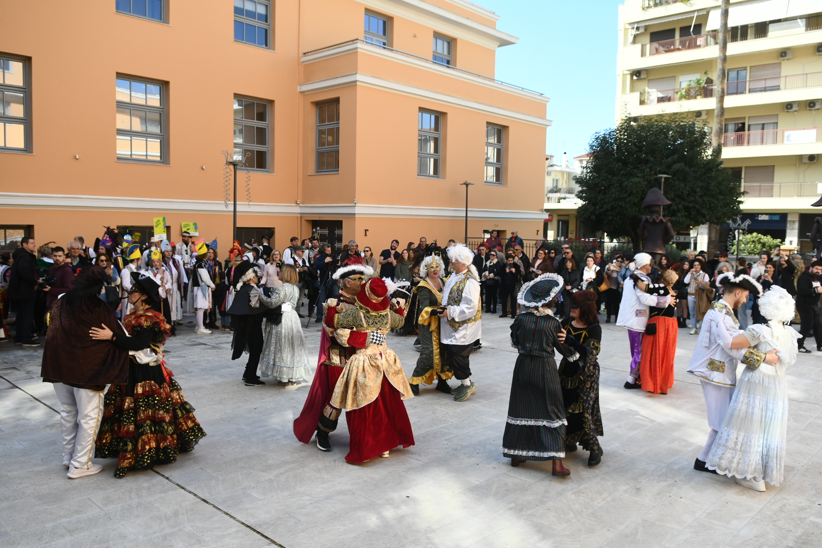 «Πλημμύρισε» παραδοσιακές φορεσιές και δρώμενα η πρωτεύουσα του Καρναβαλιού ΦΩΤΟΡΕΠΟΡΤΑΖ 53 «Πλημμύρισε» παραδοσιακές φορεσιές και δρώμενα η πρωτεύουσα του Καρναβαλιού ΦΩΤΟΡΕΠΟΡΤΑΖ