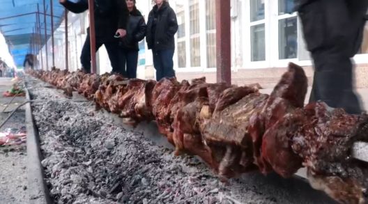 Αμφίκλεια: Κοντοσούβλι για ρεκόρ Γκίνες, 130 μ. με 800 κ. κρέας ΒΙΝΤΕΟ