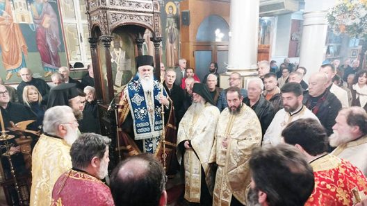 Ευλογία και κεράσματα στην Κουλούρα Αιγίου - Το φλουρί στον Κοινοτάρχη ΦΩΤΟ