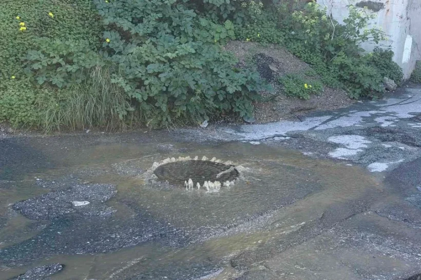 Πάτρα: Φρεάτιο «σιντριβάνι», αλλά ο Δήμος...πέρα βρέχει! ΦΩΤΟ 24 Πάτρα: Φρεάτιο «σιντριβάνι», αλλά ο Δήμος...πέρα βρέχει! ΦΩΤΟ