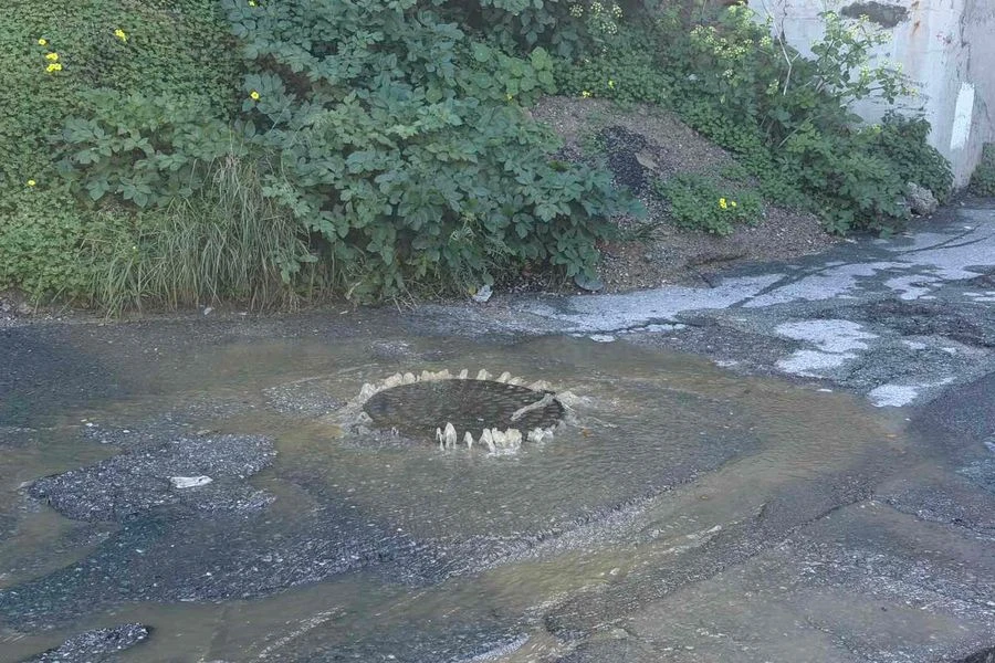 Πάτρα: Φρεάτιο «σιντριβάνι», αλλά ο Δήμος...πέρα βρέχει! ΦΩΤΟ 28 Πάτρα: Φρεάτιο «σιντριβάνι», αλλά ο Δήμος…πέρα βρέχει! ΦΩΤΟ