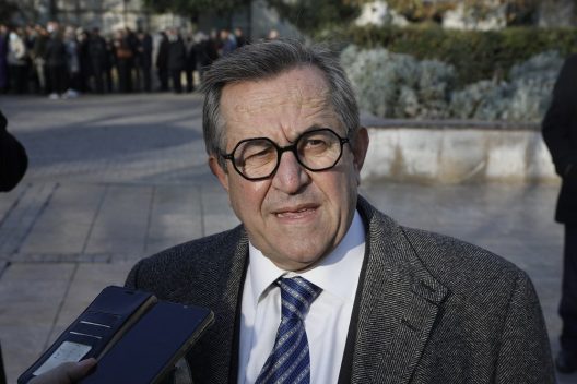 «Η Αριστερά με τη Δεξιά βάζουν το δάχτυλο στο μέλι και, ενίοτε, παίρνουν όλο το βάζο»