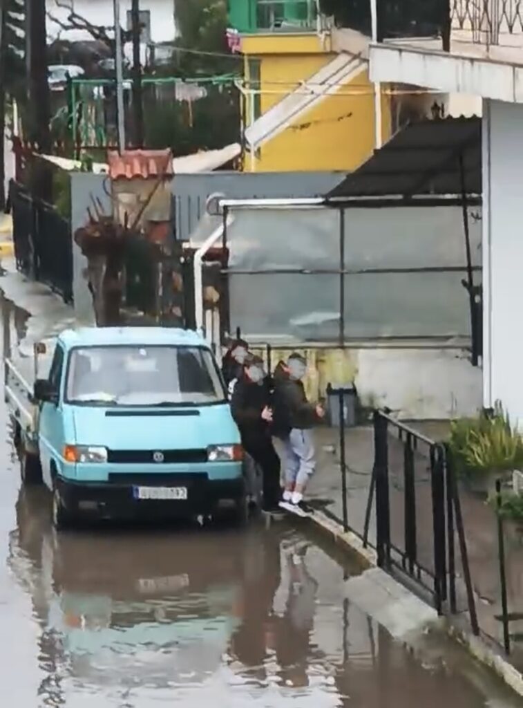 Αιτωλοακαρνανία: «Βυθίστηκε» στην βροχή το Νεοχώρι και οι κάτοικοι έτρεχαν να μην πνιγούν! ΑΠΙΣΤΕΥΤΕΣ ΦΩΤΟ