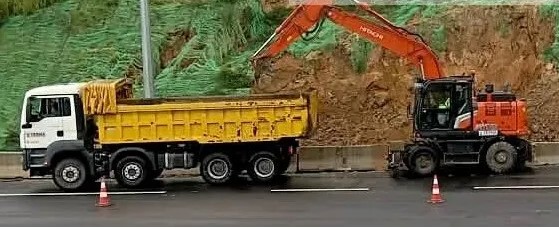 Πατρών – Πύργου: Κατολίσθηση κοντά στα διόδια – Άμεσα επενέβη η «Ολυμπία Οδός» ΦΩΤΟ