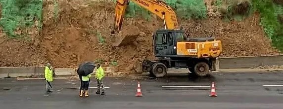 Πατρών - Πύργου: Κατολίσθηση κοντά στα διόδια - Άμεσα επενέβη η «Ολυμπία Οδός» ΦΩΤΟ 29 Πατρών - Πύργου: Κατολίσθηση κοντά στα διόδια - Άμεσα επενέβη η «Ολυμπία Οδός» ΦΩΤΟ