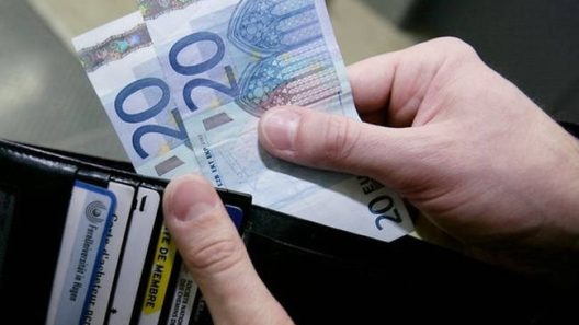 Πόσο αυξάνεται o κατώτατος μισθός για Ιδιωτικούς και Δημοσίους υπαλλήλους